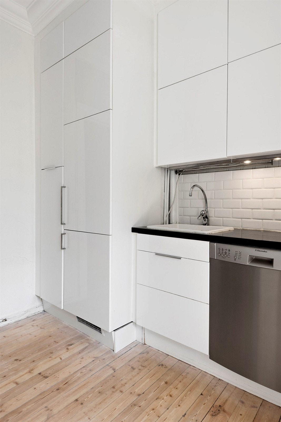 Kjøkken med utgang til stor solrik balkong Galleribilde