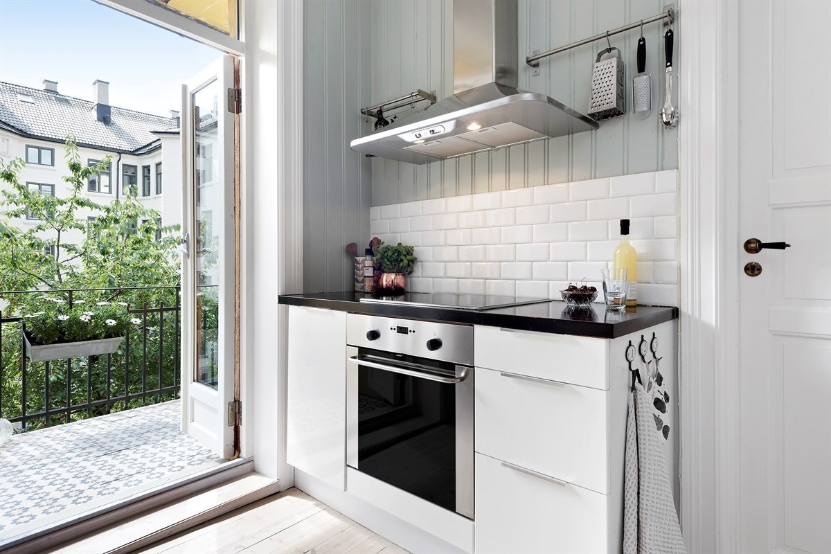 Kjøkken med utgang til stor solrik balkong Galleribilde
