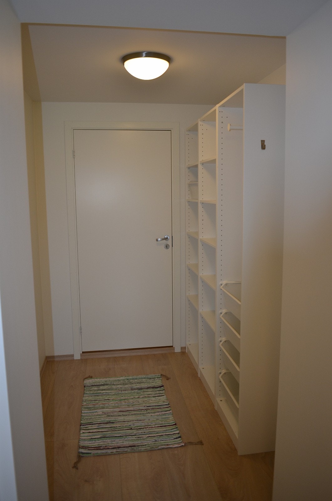 "Walk-through-closet" med plass til mye klær (innenfor døra ligger badet). Galleribilde