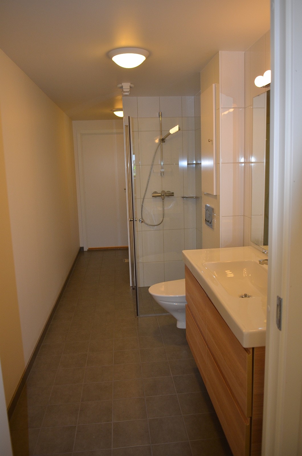 Bad med vaskerom innenfor. Galleribilde