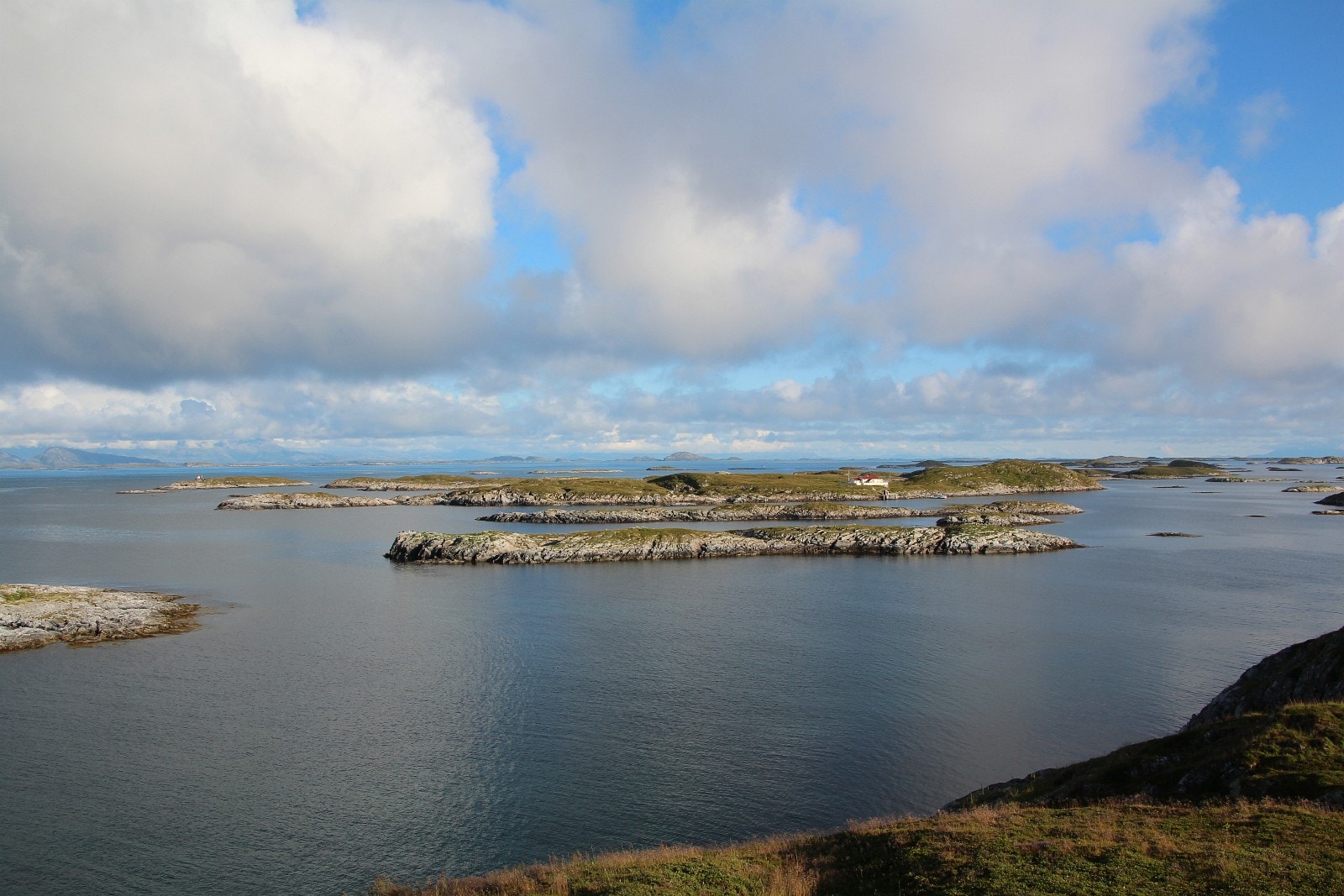 Eiendommen med Øksningan og Herøy i bakgrunn. Galleribilde