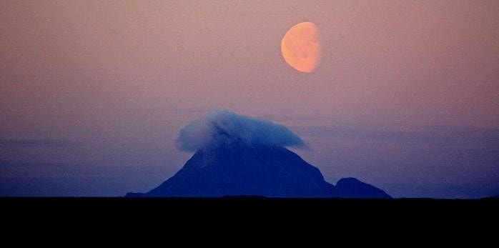 Utsikt fra terrassen mot Åsvær og Låvund en sein Oktoberkveld. Galleribilde