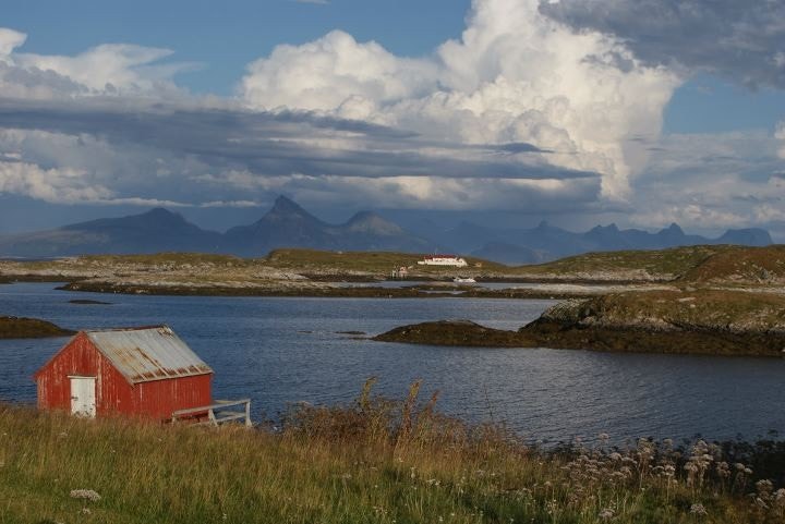 Sakrisøya (sett fra Skipbåtsvær) med Dønnamannen og de Syv Søstre i bakgrunnen. Galleribilde