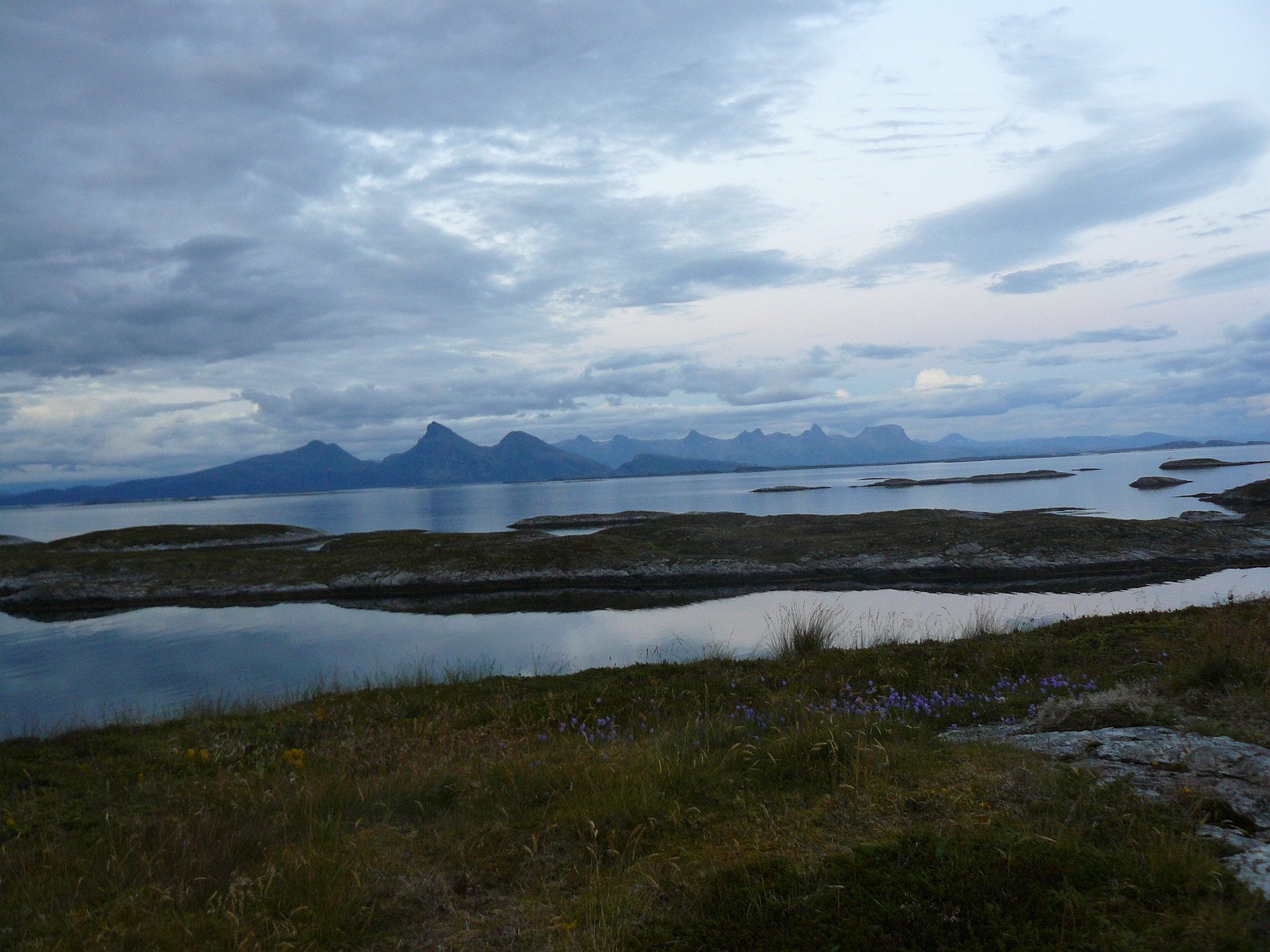 Utsikt øst mot Dønnamannen, Herøy og de Syv Søstre Galleribilde