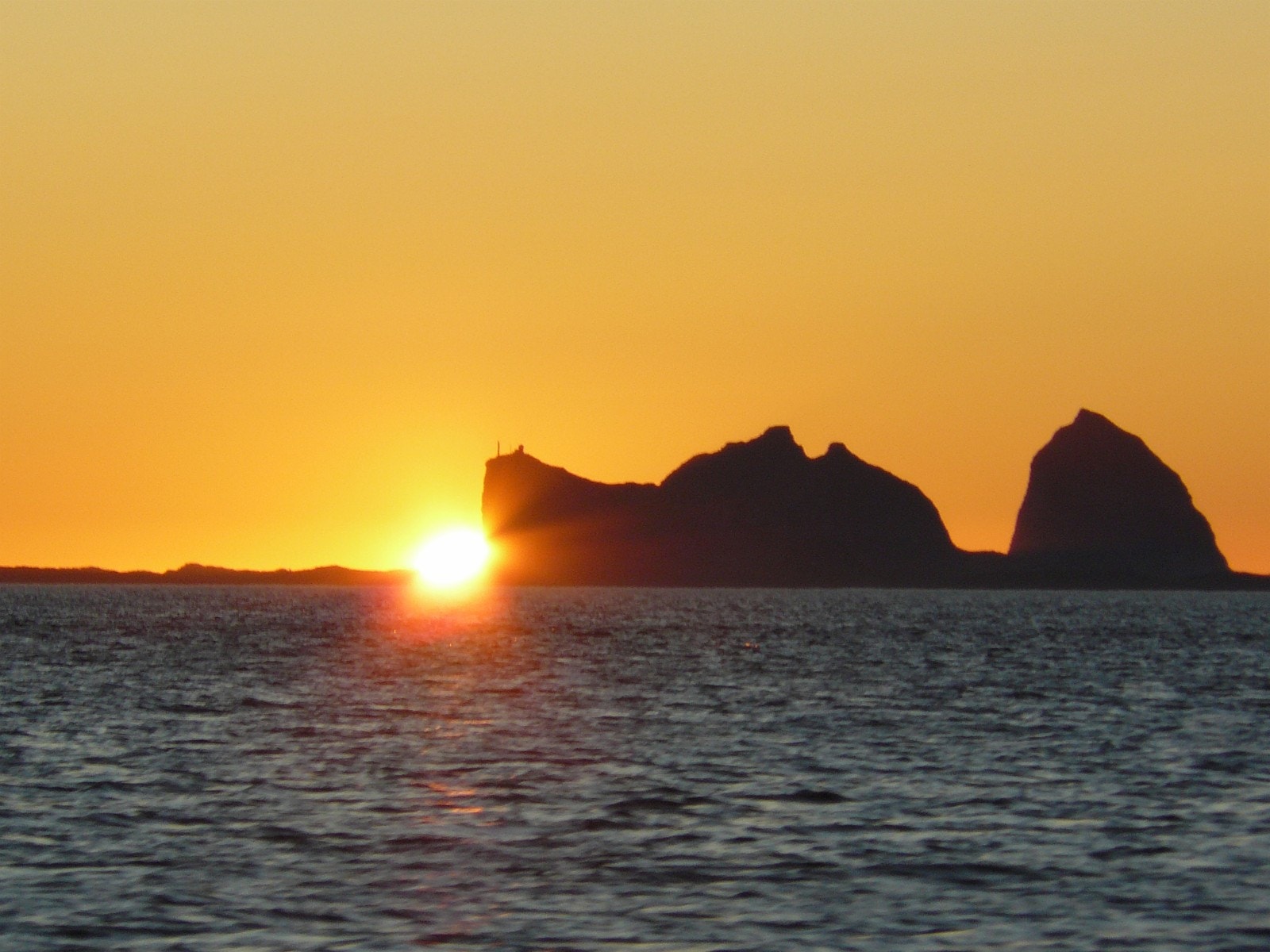Utsikt fra terrassen Solnedgang bak Træna. Galleribilde