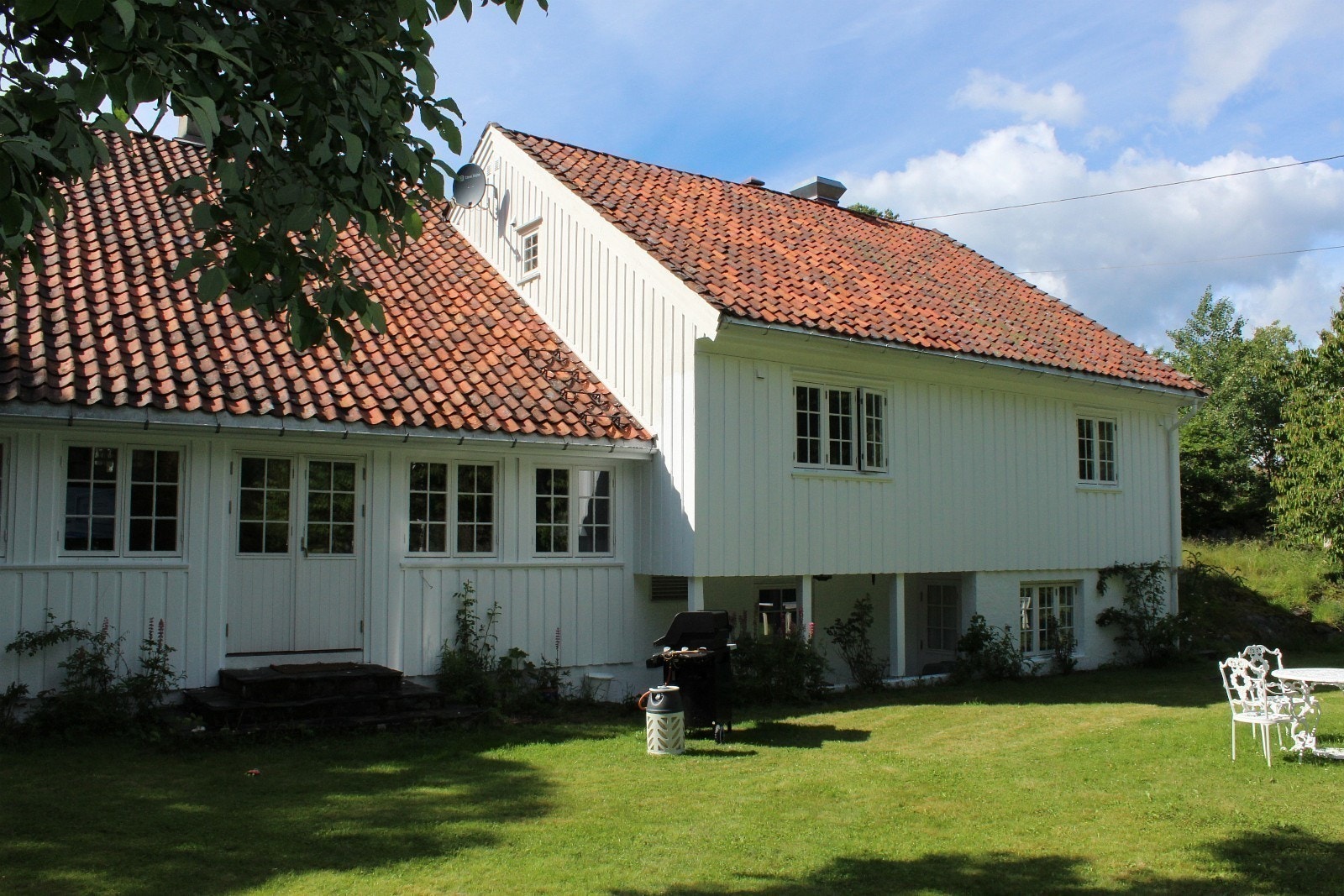 Baksiden av huset mot hageanlegget Galleribilde