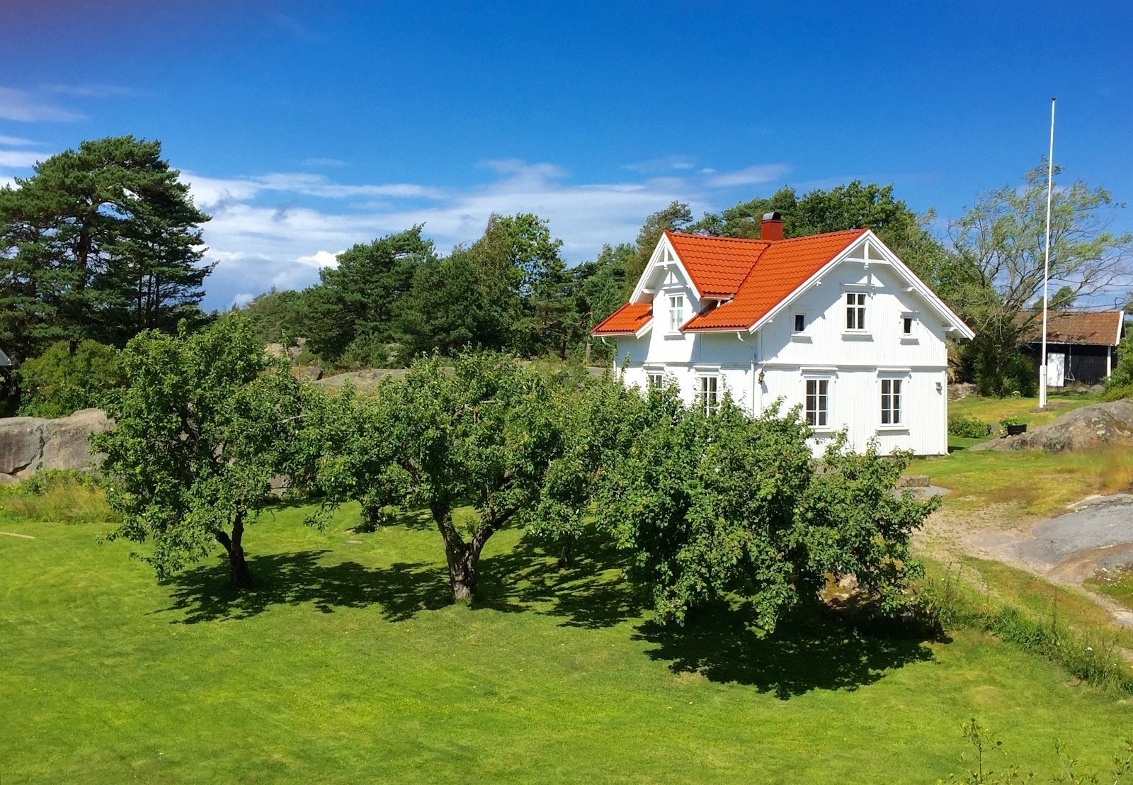 Hovedhus og hage Galleribilde