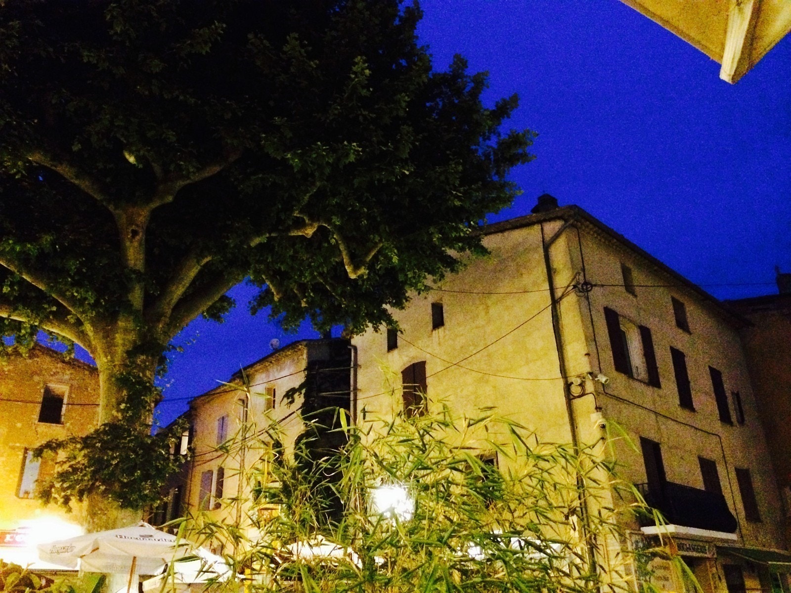 Lyset i Provence er usedvanlig vakkert. Her fra torget i Flayosc og La Salle a manger. Vår lokale favoritt..... Galleribilde