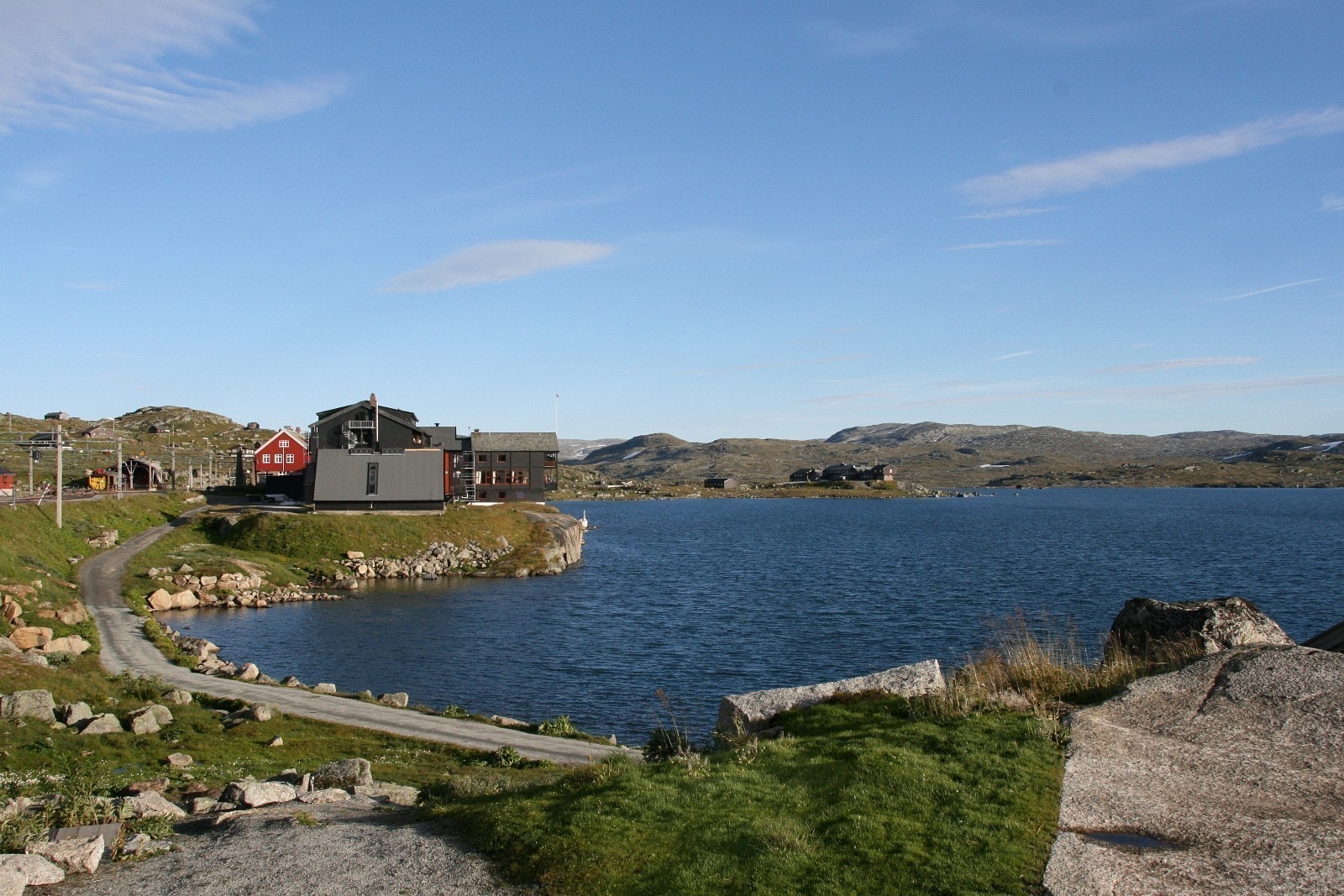 Rallarvegen går rett forbi huset Galleribilde