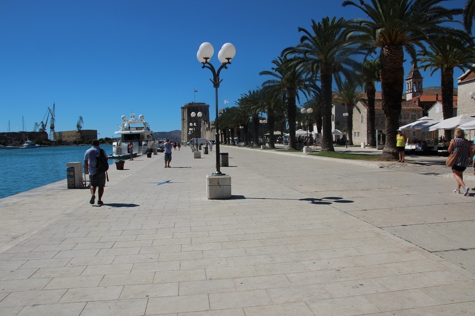 Havnepromenade Trogir by, mange luksusbåter og passasjerbåter kommer inn her Galleribilde