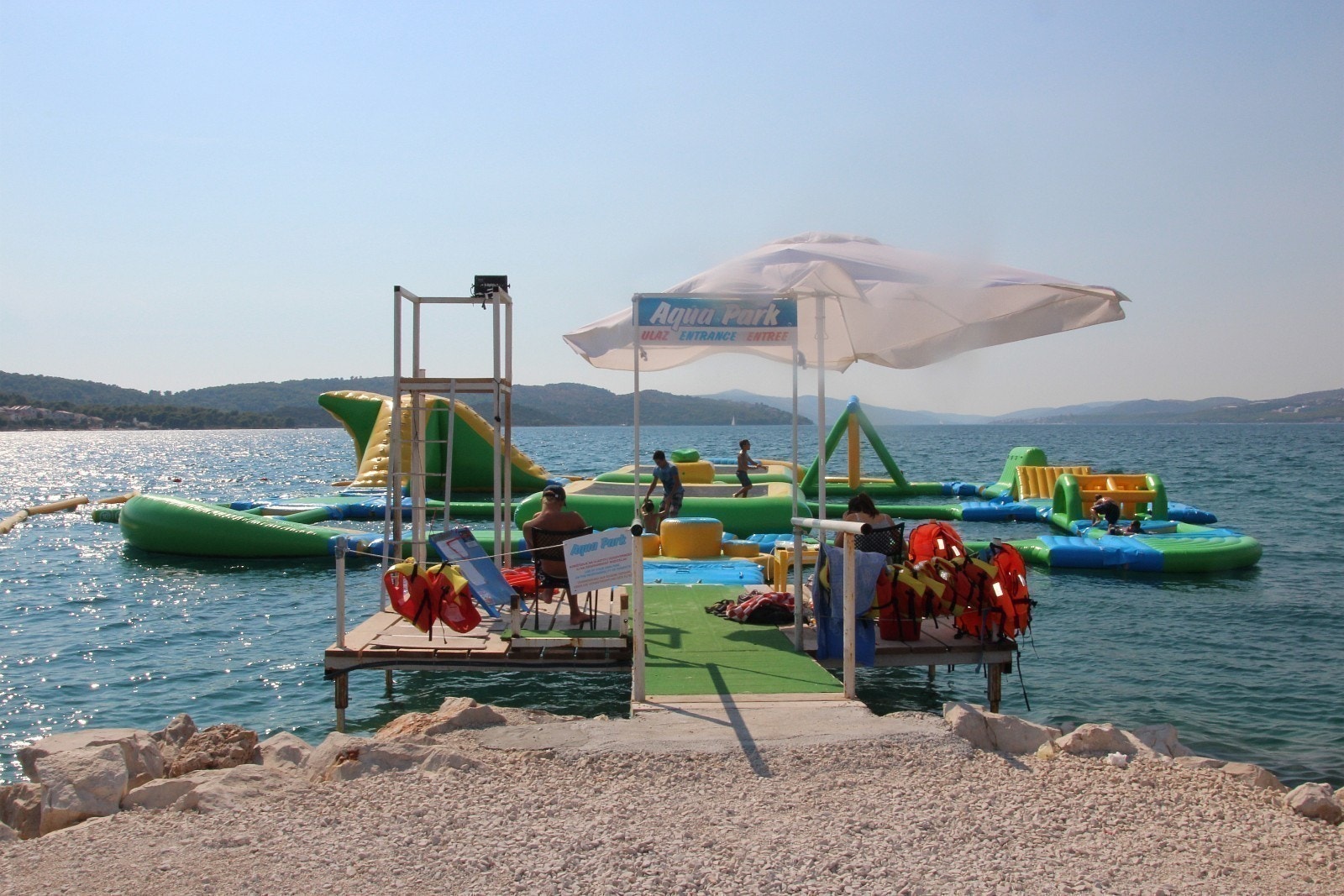 Hoppeslott og trampoline for de minste på stranden Galleribilde