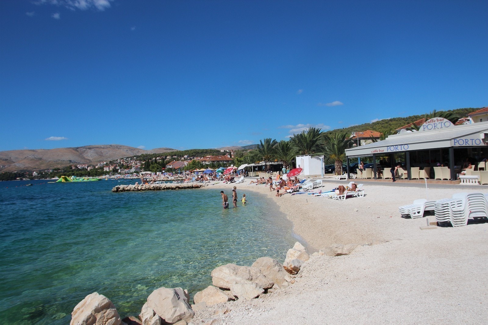 Stranden Okrug Gorneji med
mange strandrestauranter Galleribilde