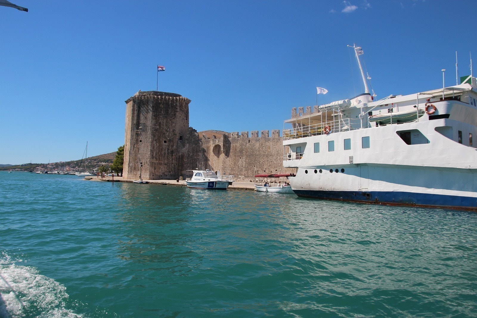 Bilde fra taxibåt, ser borgen Kamerlengo Castle i Trogir by Galleribilde