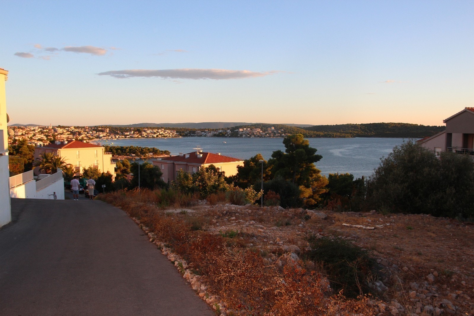 Vei til stranden, butikk
nederst, noen minutters gange Galleribilde