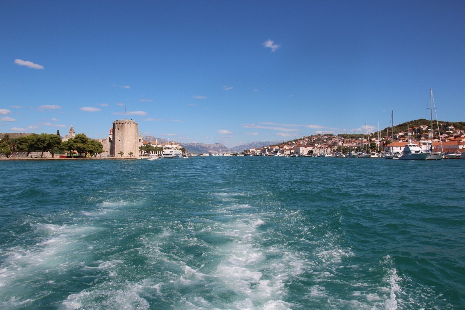 Taxibåt fra Trogir til stranden Okrug Gornej, tar 10 minutter til Okrug Gornej. Galleribilde