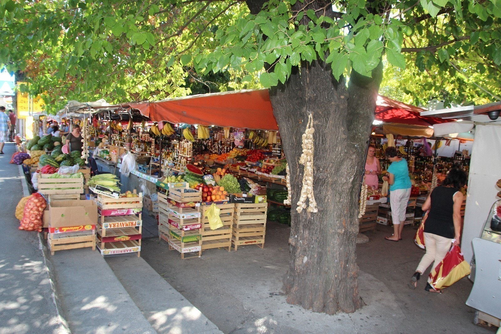 Marked i Trogir
Får kjøpt souvenirer, frukt og grønt samt kjøtt/fiskedelikatesser Galleribilde