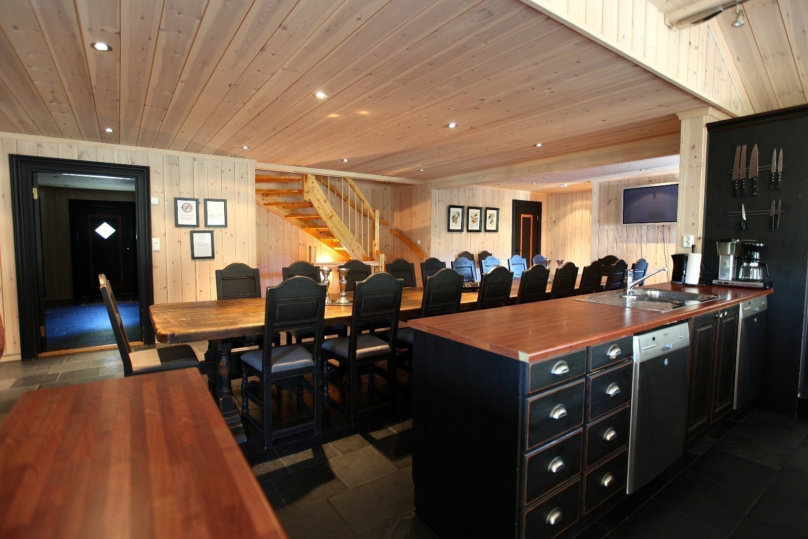 Kjøkken-/spisebord. 21 sitteplasser rundt bordet. Galleribilde