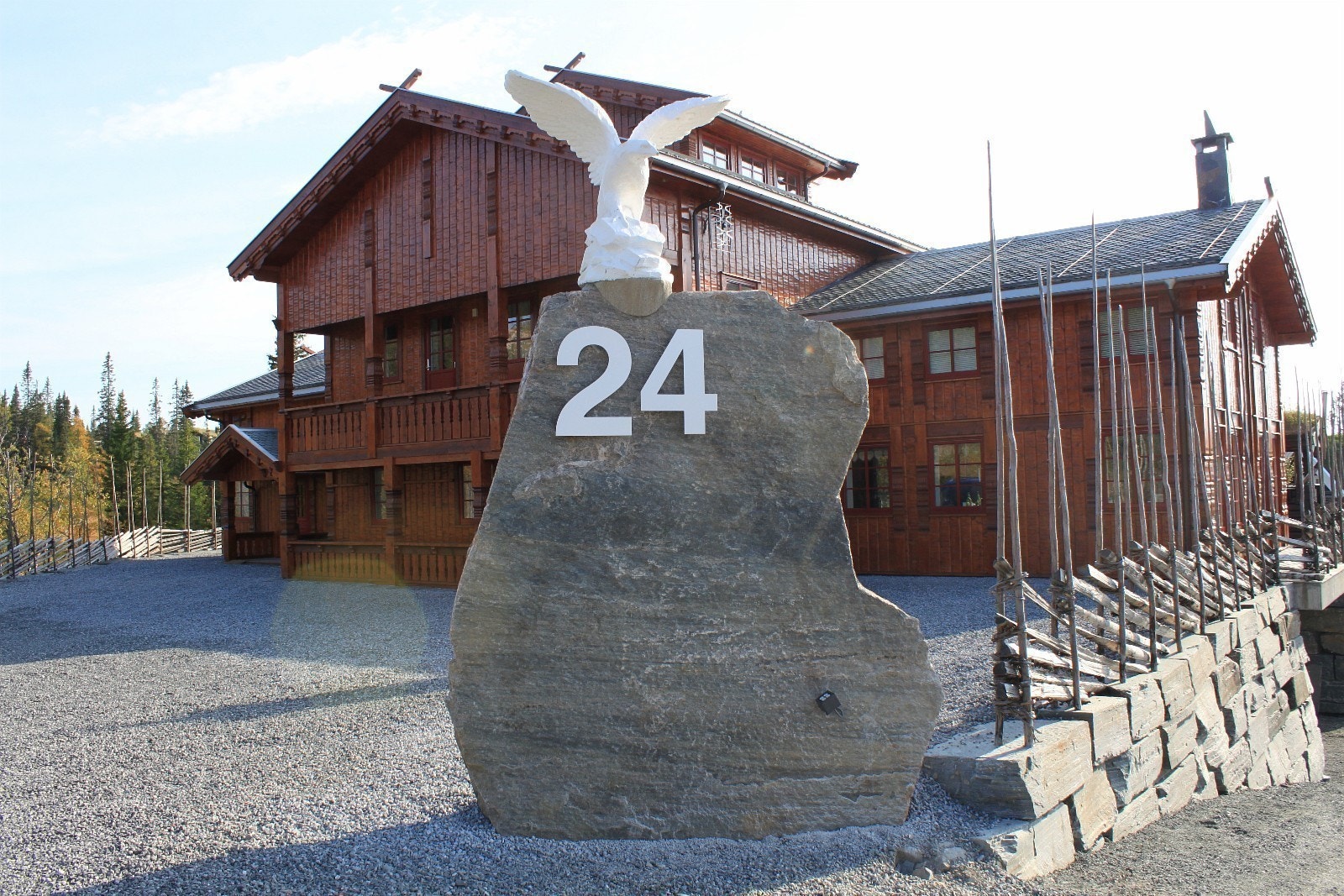 Stor stein med ørn på toppen. (Örnen 24) Galleribilde