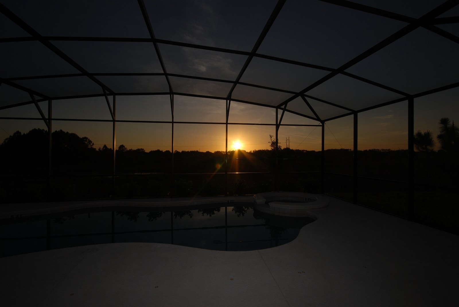 Solnedgangen ute ved bassenget Galleribilde