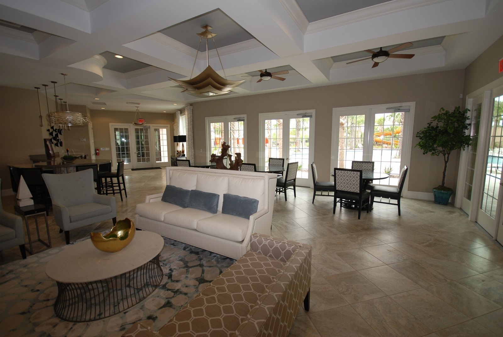 Sitteplasser inne i klubbhuset Galleribilde