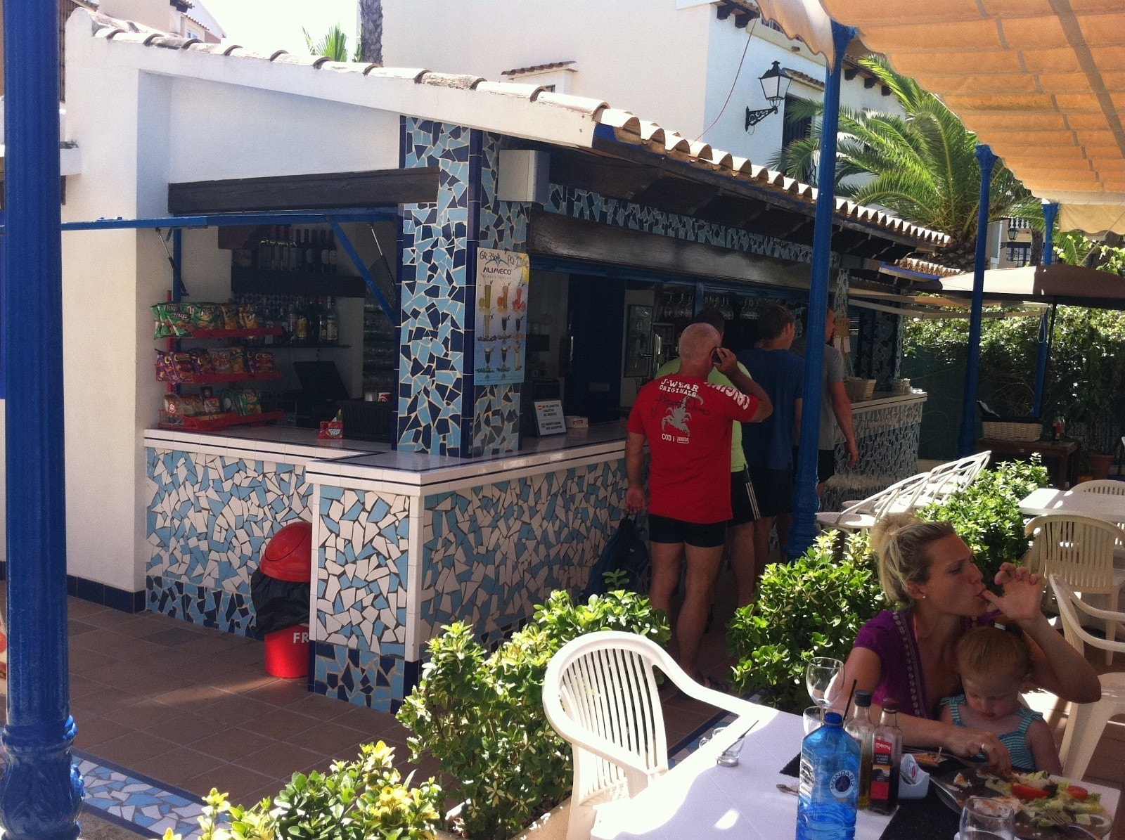 Restaurant inne i bassengområde i sommersesongen m/ nydelig mat. Galleribilde