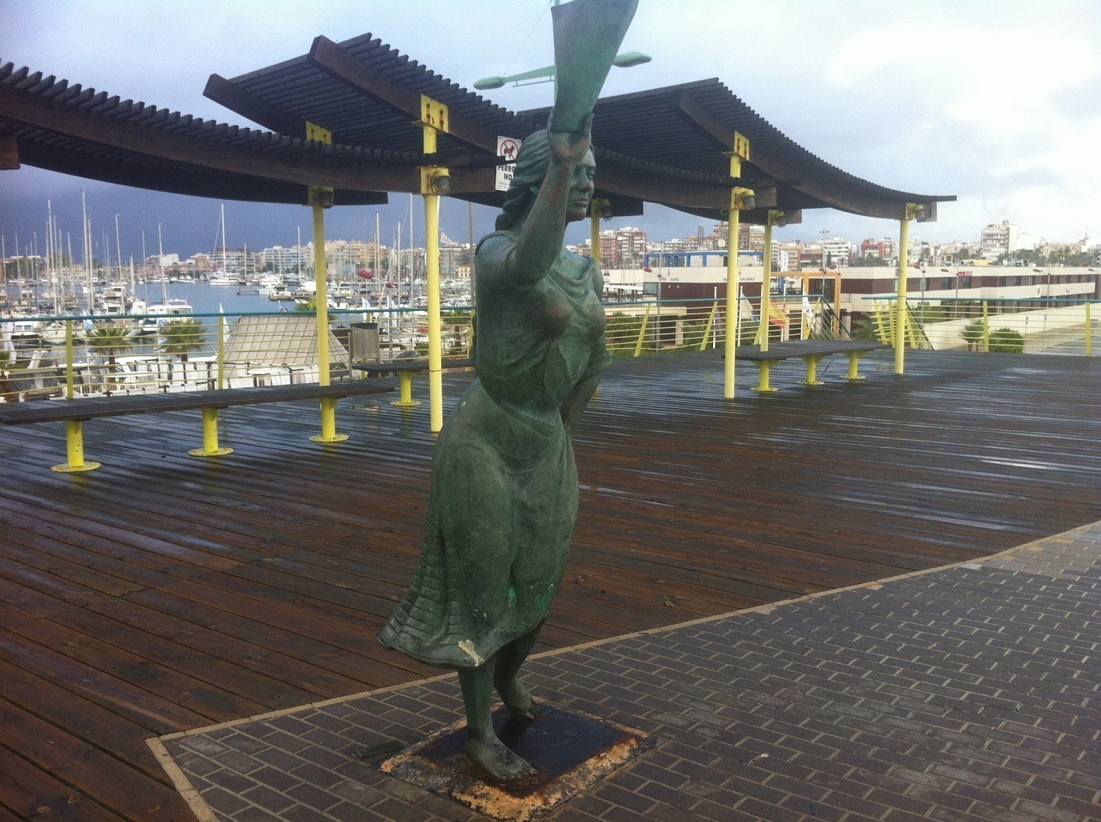 Fra piren v/ båthavna.
Mange går tur her ut til enden som strekker seg en kilometer ut
I havet. Galleribilde