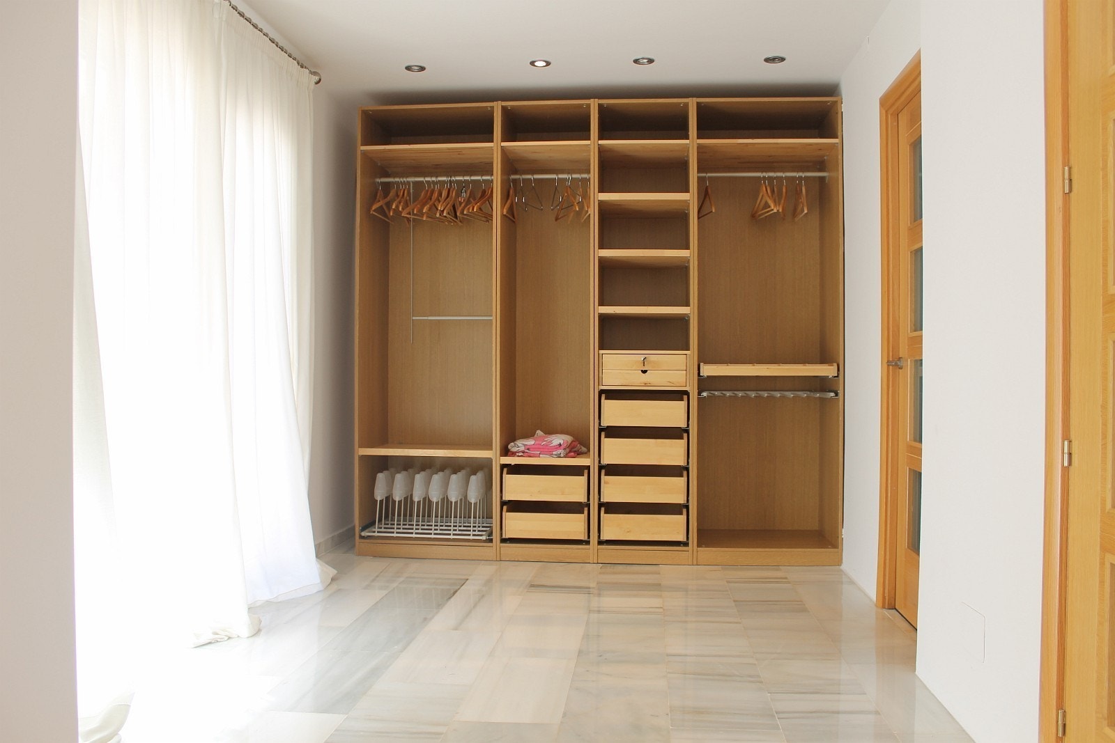 Walk in closet Soverom 1 Masterbedroom Galleribilde