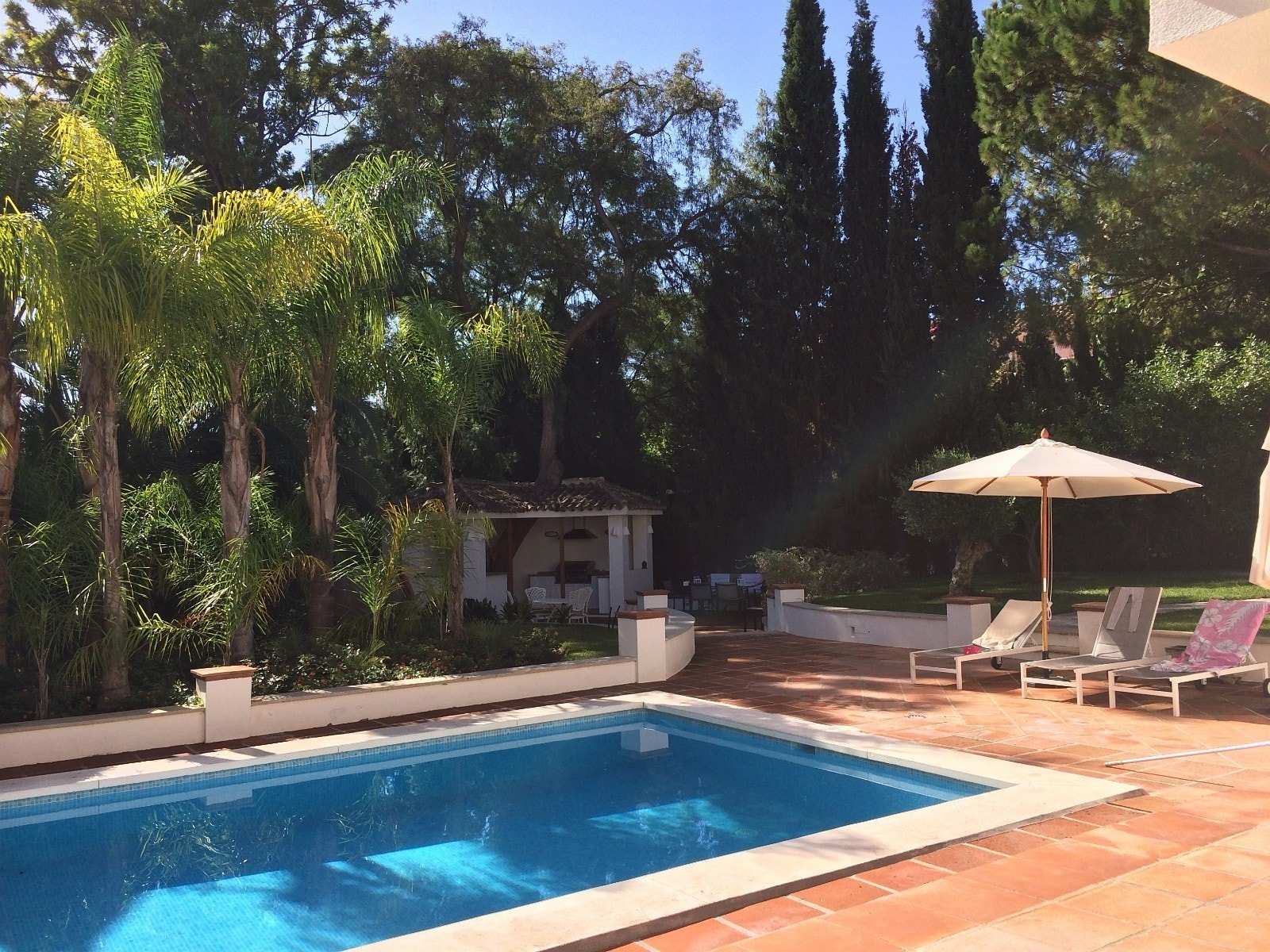 Hage med BBQ-utekjøkken område i bakgrunnen Galleribilde