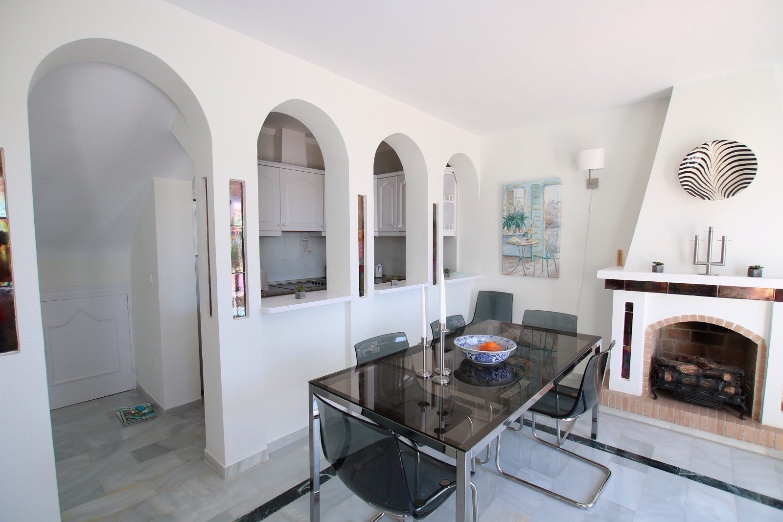 Spisestuen med kjøkkenet i bakgrunnen Galleribilde