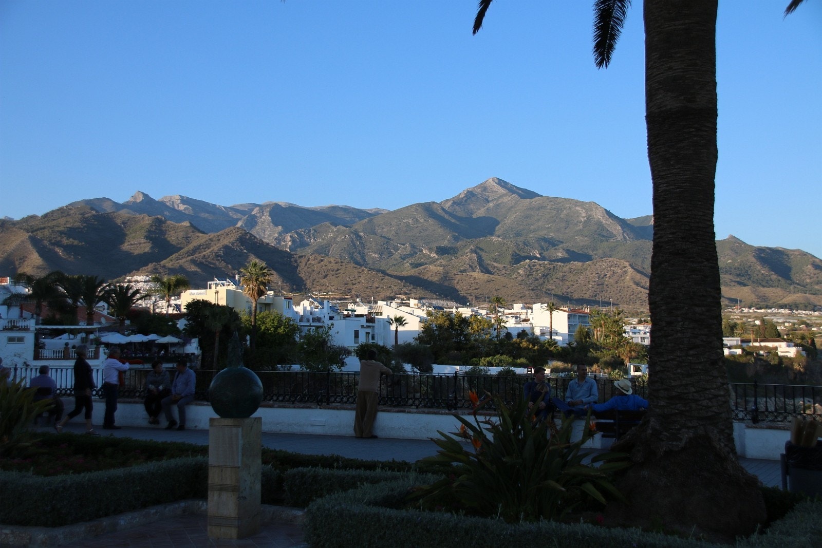 Nerja med den majestetiske Almijara fjellkjeden i bakgrunnen. Bildet er tatt fra Balcon de Europa Galleribilde