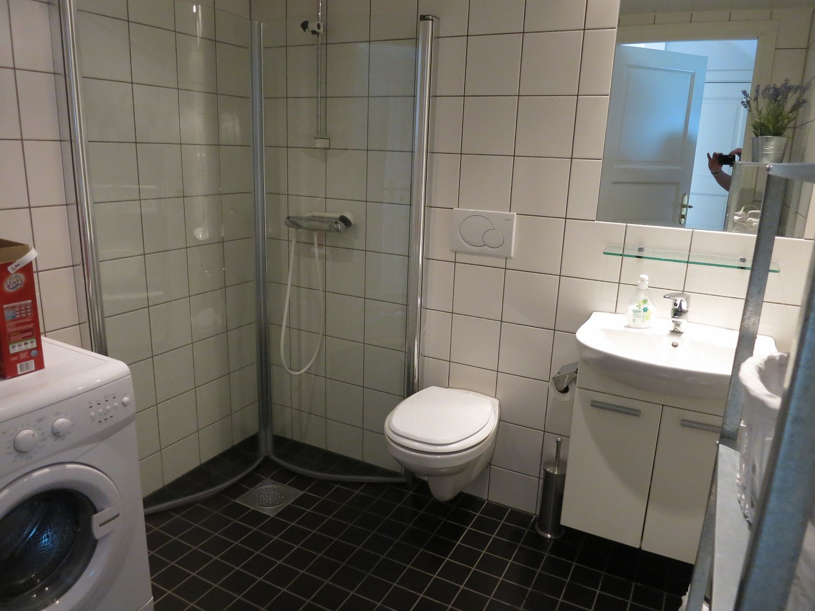 Bad i 1. etasje med vaskemaskin Galleribilde