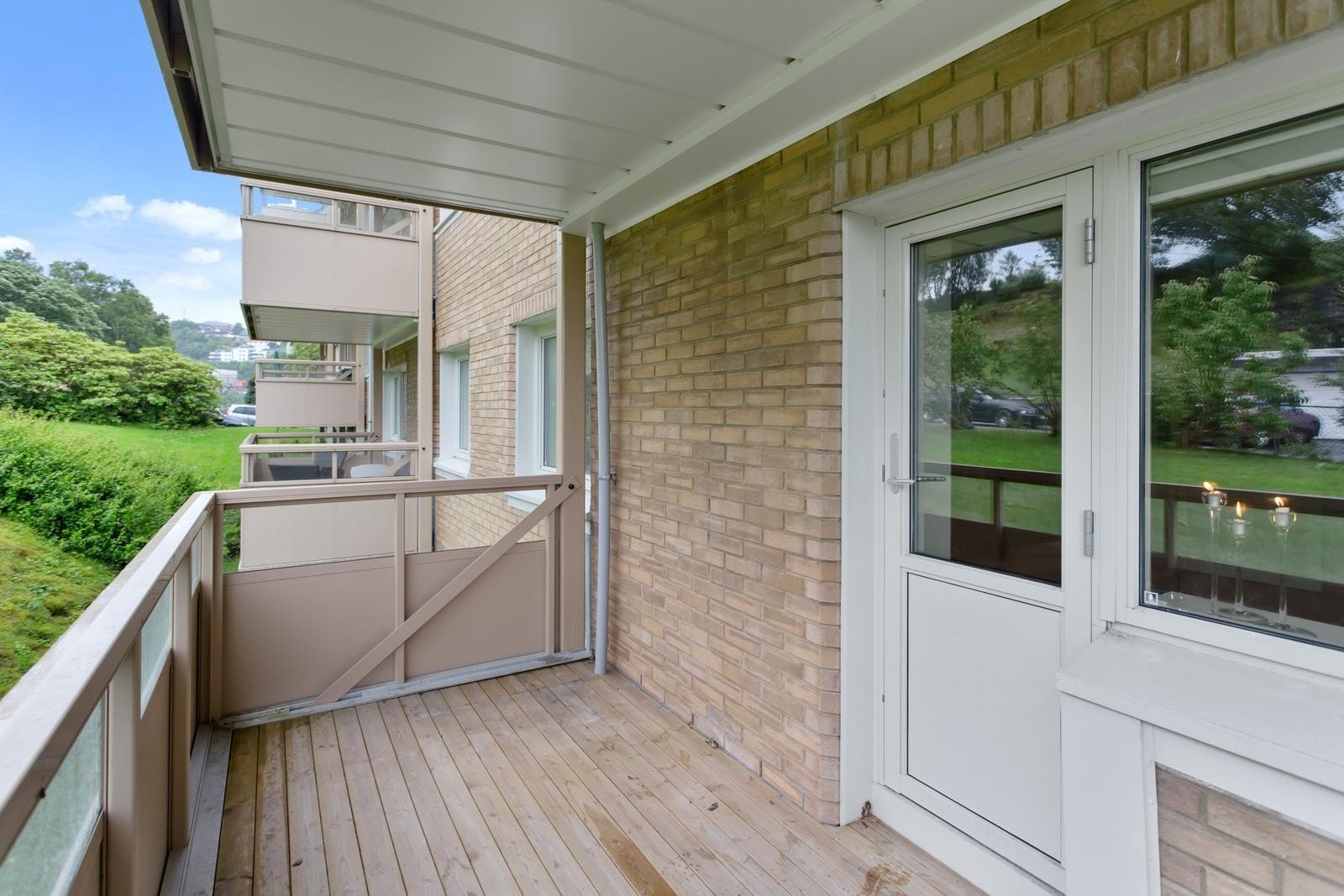 Nyere altandør og vedlikeholdt fasade gjør omgivelsene gode for en grillkveld på altanen Galleribilde