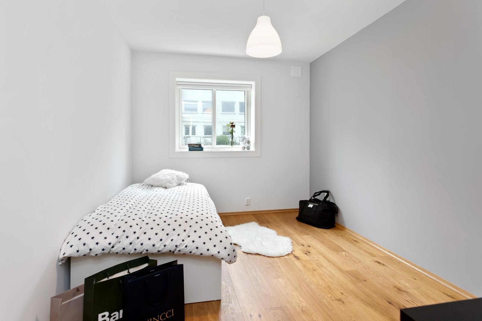 Soverom 2 holder holder den gjennomgående gode standarden og har god plass til stor seng, garderobeskap og skrivepult. Galleribilde