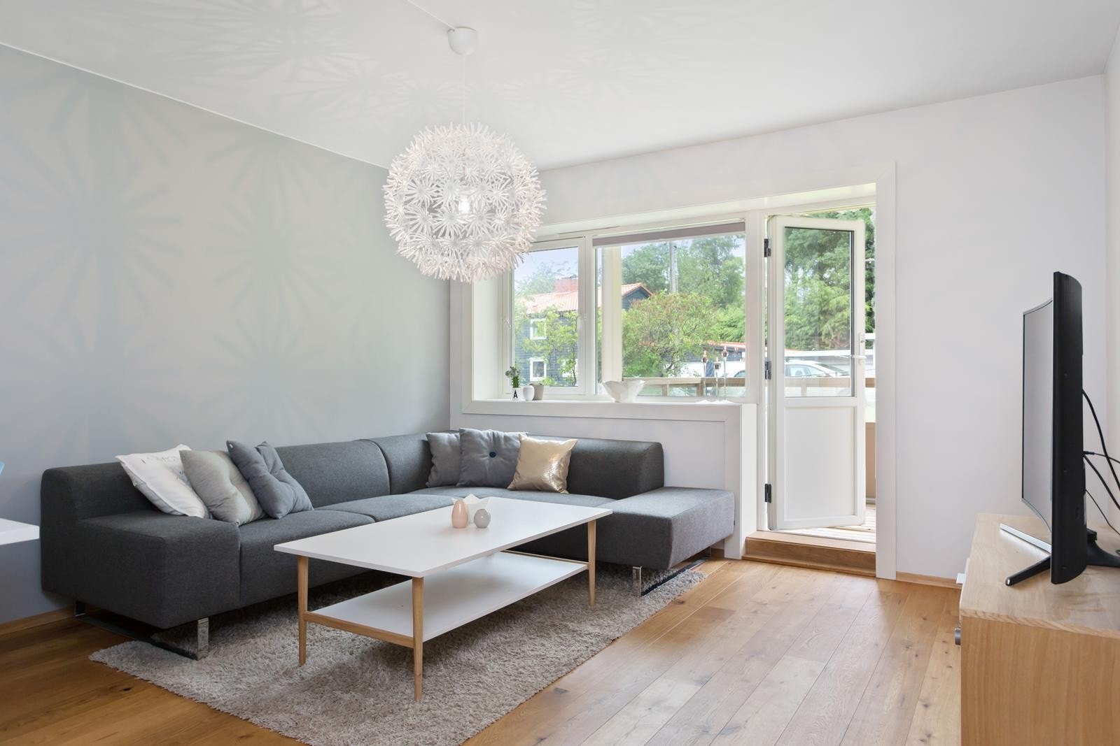 Velkommen til Nattlandsveien 47! En meget delikat og påkostet 3-roms leilighet sentralt på Landås. Galleribilde