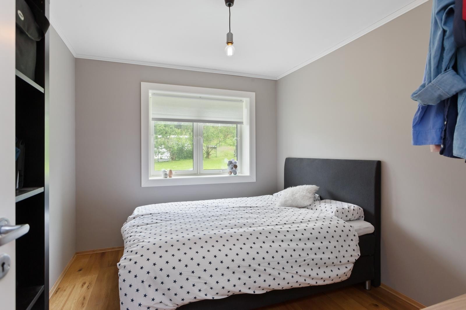 Hovedsoverommet holder god størrelse. Alle overflatene ble oppgradert i 14/15 og er idag malt i lune farger. Galleribilde