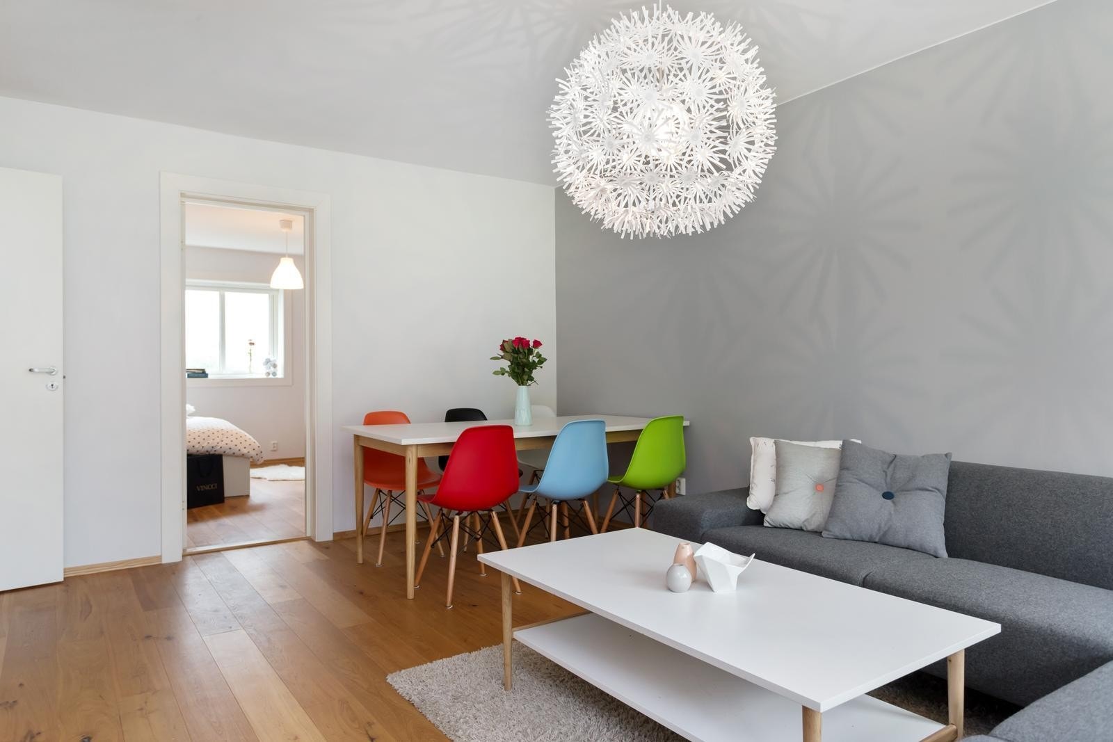 Gjennomgående for leiligheten er en flott 1-stavs oljet eikeparkett, ny i 2014. Galleribilde