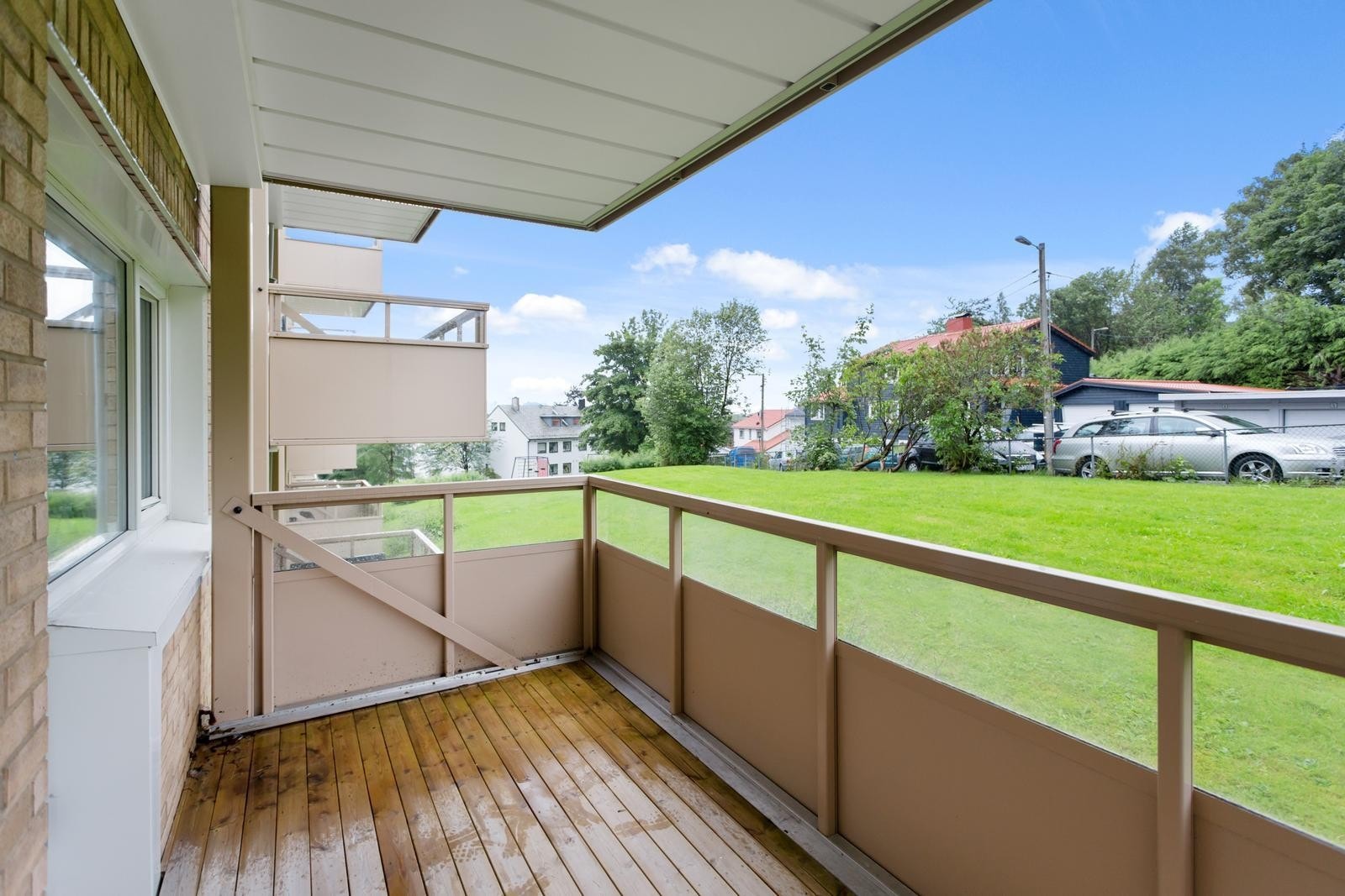 Herlig, utvidet vestvendt balkong med gode solforhold. Galleribilde