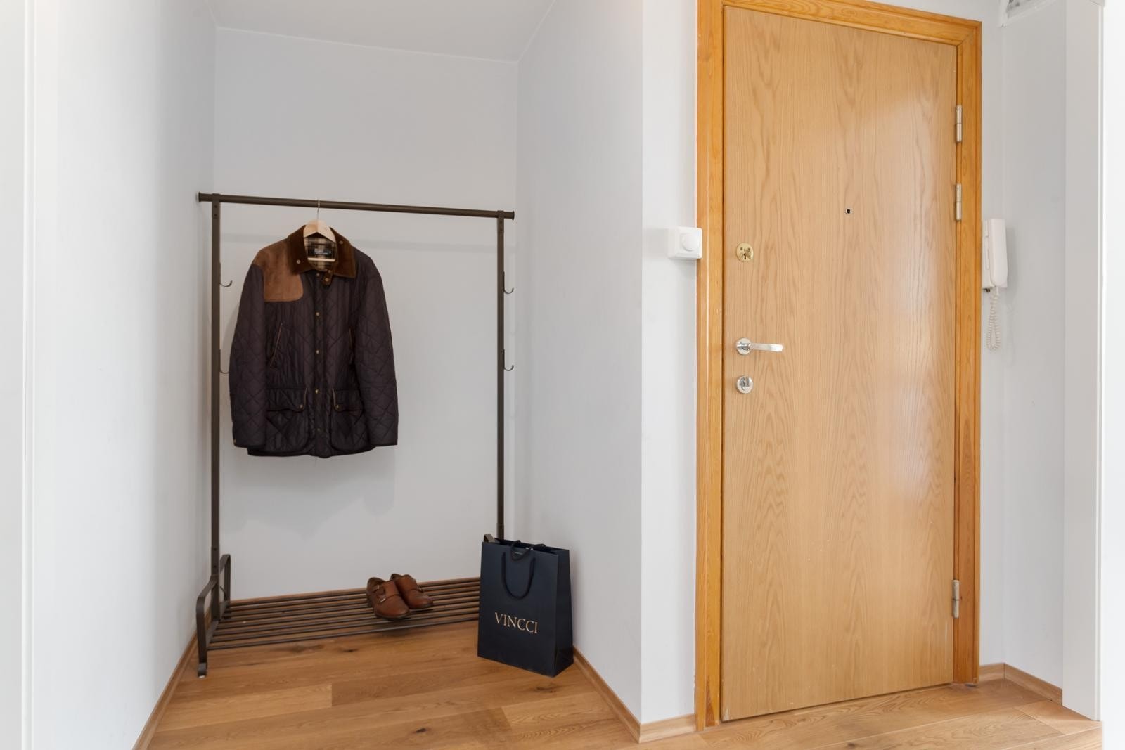 Romslig entré med gode garderobemuligheter hvor man kan henge bort yttertøy. Galleribilde