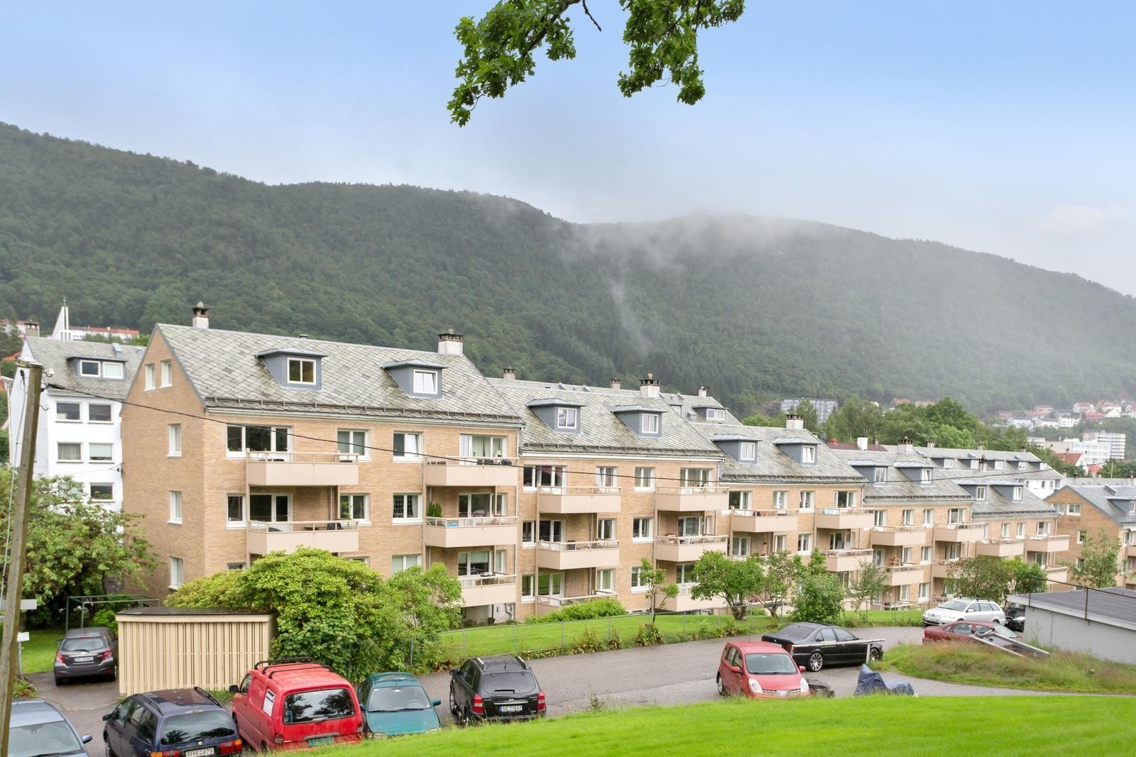 Bussholdeplass finner man rett utenfor egen inngangsdør, med svært gode forbindelser til sentrum og Fanaområdert. Det er også flotte turstier i nærområdet. Galleribilde