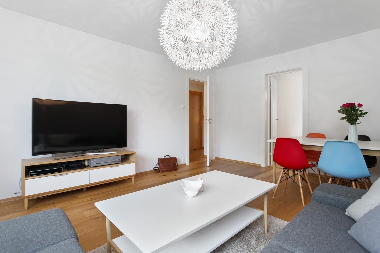 Stuen har en meget god og hensiktsmessig planløsning slik at man enkelt kan innrede med salong og spisebord etter eget ønske. Galleribilde