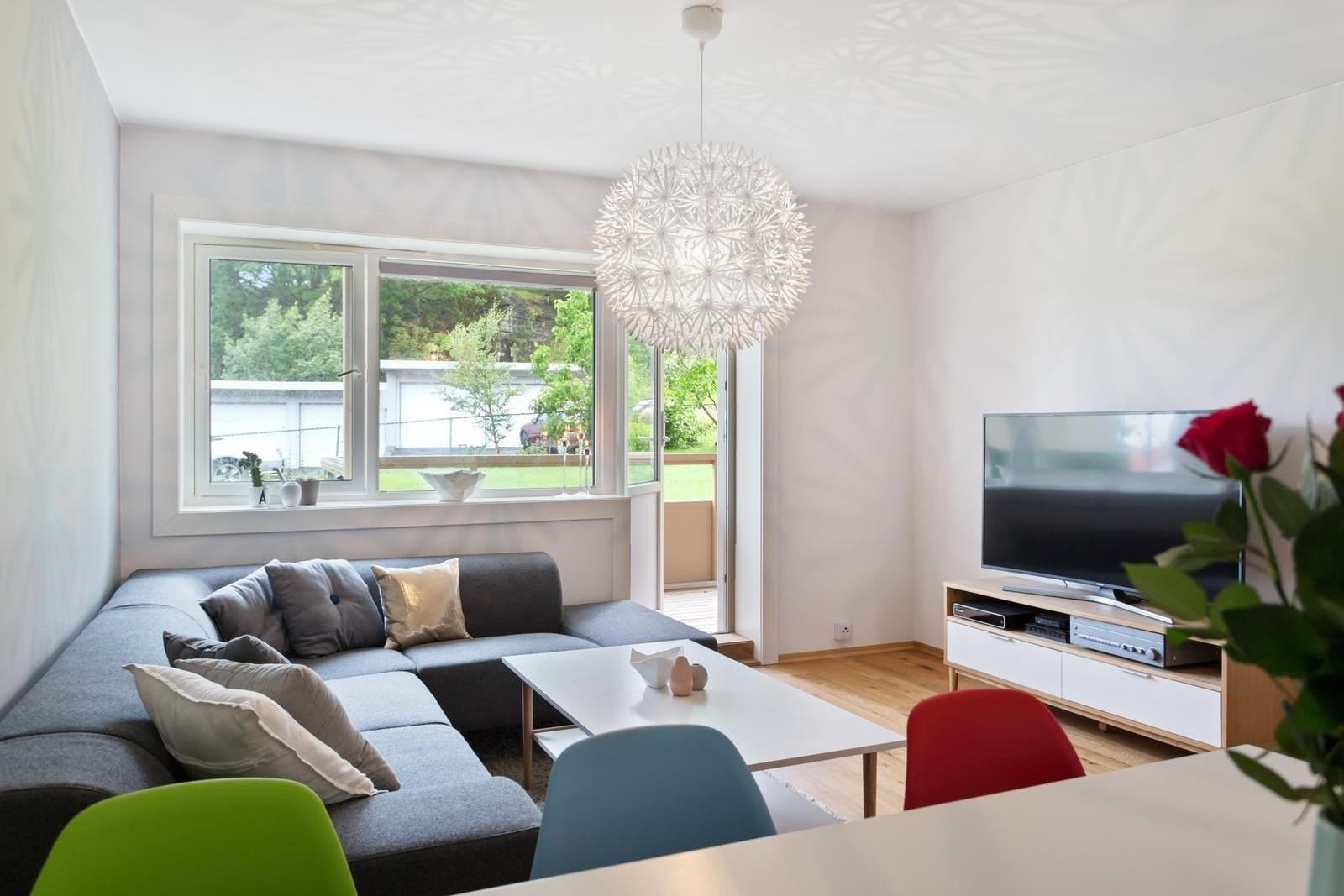 Lys og luftig stue med utgang til altan. Galleribilde