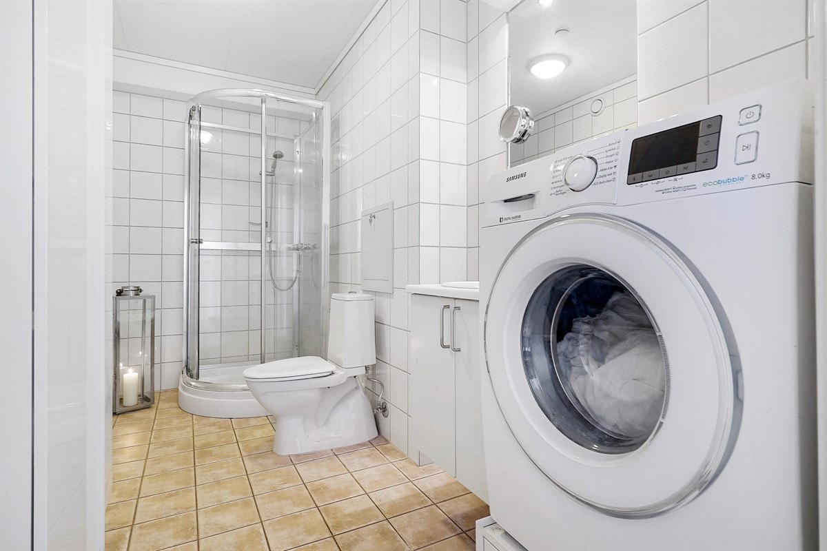Badet har flislagte, pene overflater og er utstyrt med gulvvarme. Galleribilde