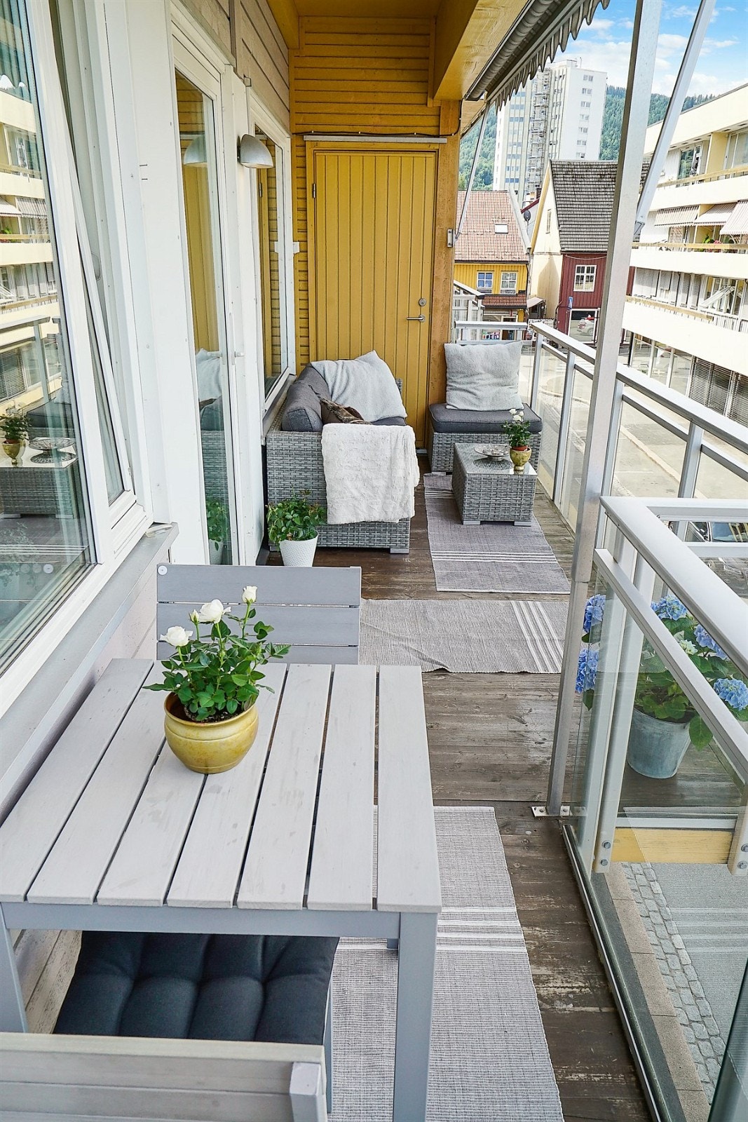På balkongen er det plass for sittegrupper, og i den ene enden er det en liten bod. Galleribilde