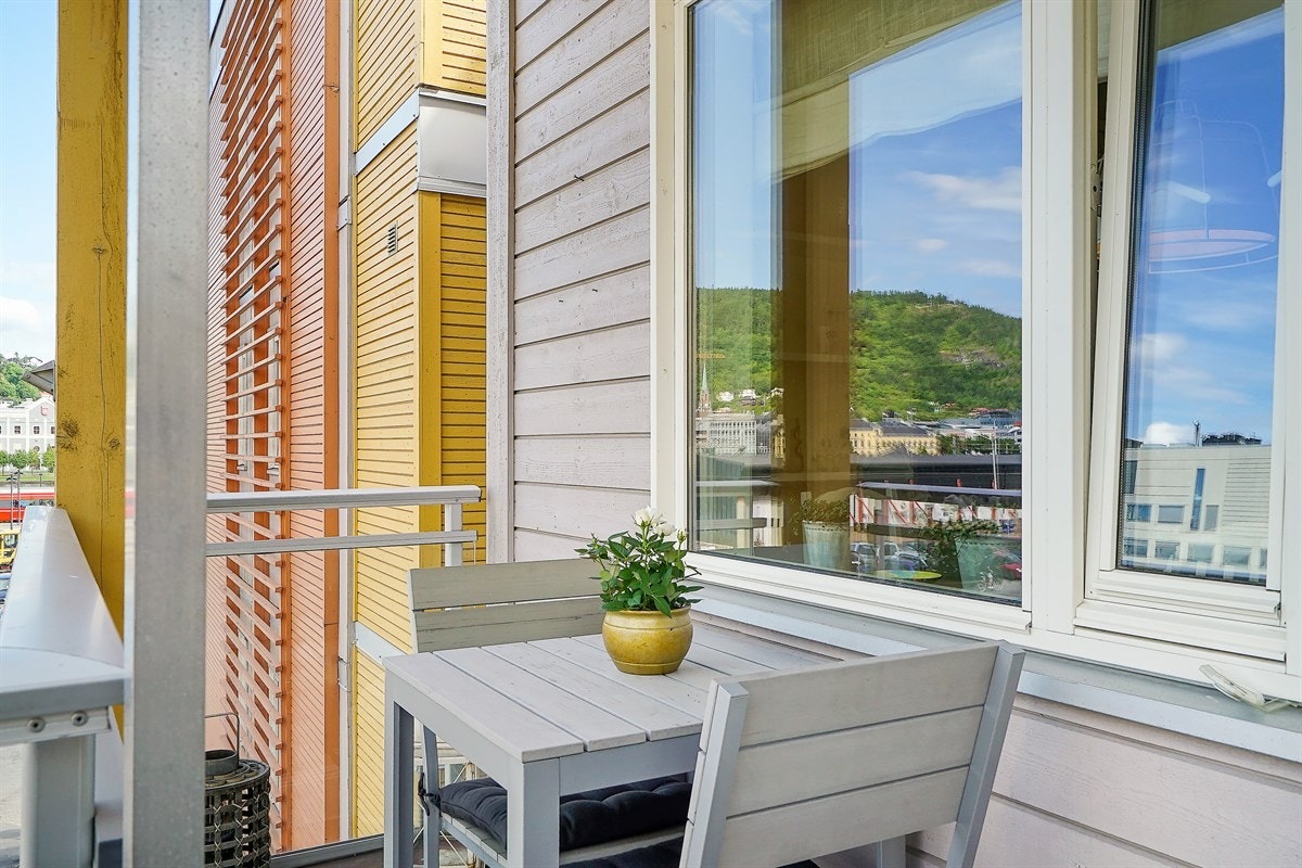 Kos deg på balkongen som ligger vestvendt med herlige solforhold. Galleribilde