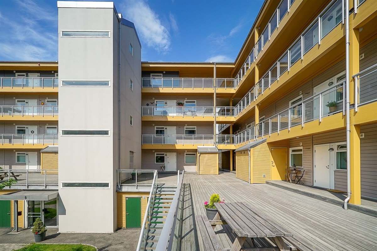 Boligen har adkomst via heis eller trapp til etasjeplan og en utvendig svalgang. Galleribilde