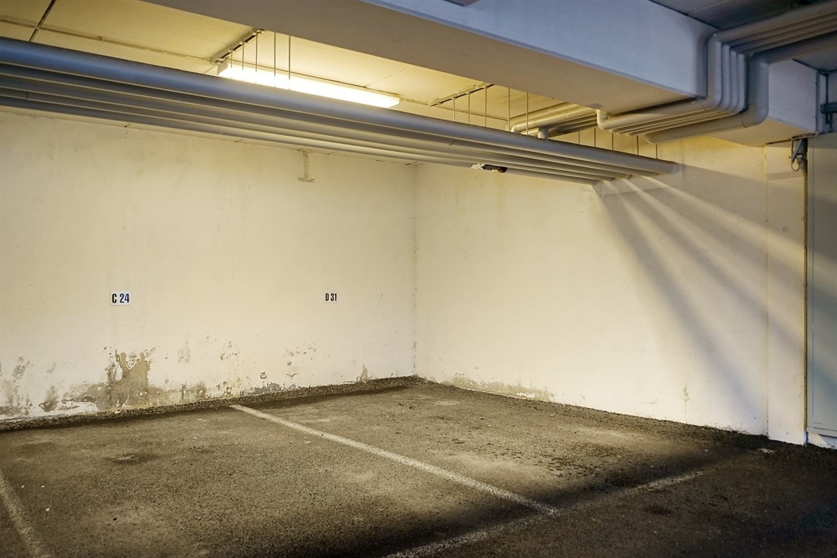 Det medfølger parkeringsplass i felles garasjeanlegg under bygningen. Galleribilde