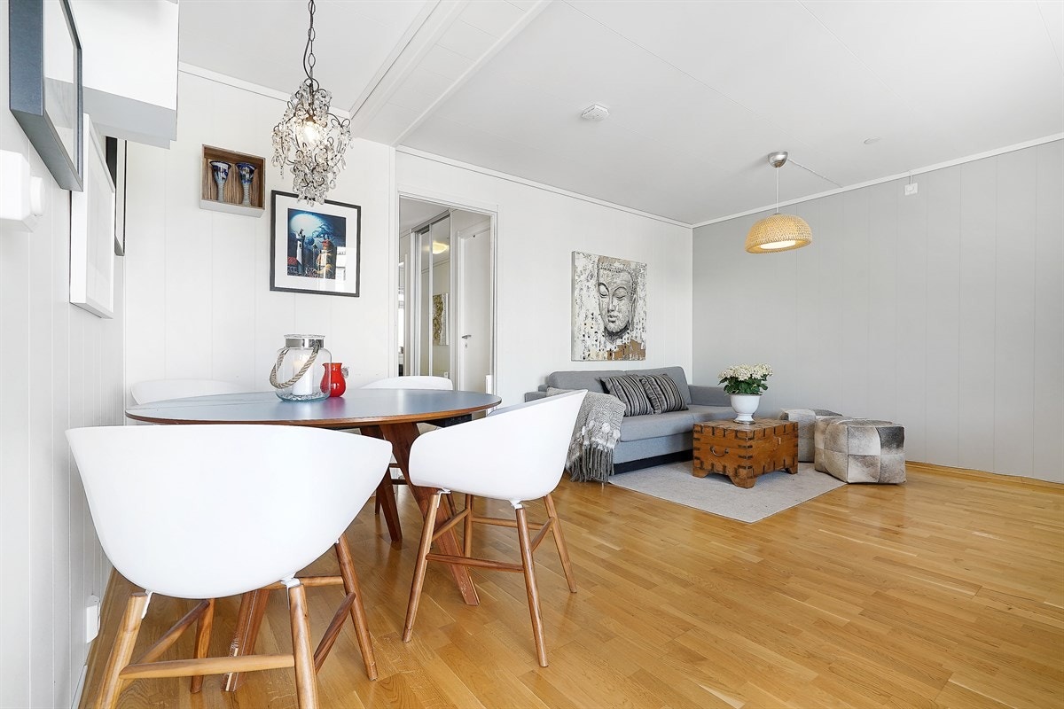 Leiligheten har en trivelig stue med en utforming som gjør det enkelt å plassere både sofagruppe og spisebord. Galleribilde