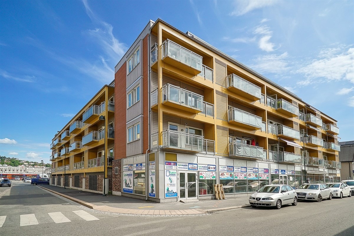 Leiligheten ligger svært sentralt til på Strømsø i Drammen kommune. Området har nærhet til god offentlig kommunikasjon, skoler, barnehager, samt et rikt utvalg av fasiliteter og servicetilbud. Galleribilde