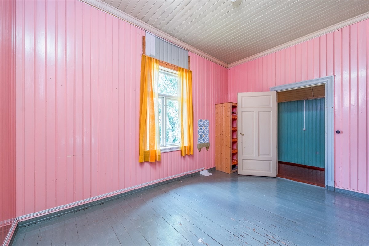 Rommene har store vindusflater, god takhøyde, originalt tregulv og god plass for møblement. Galleribilde