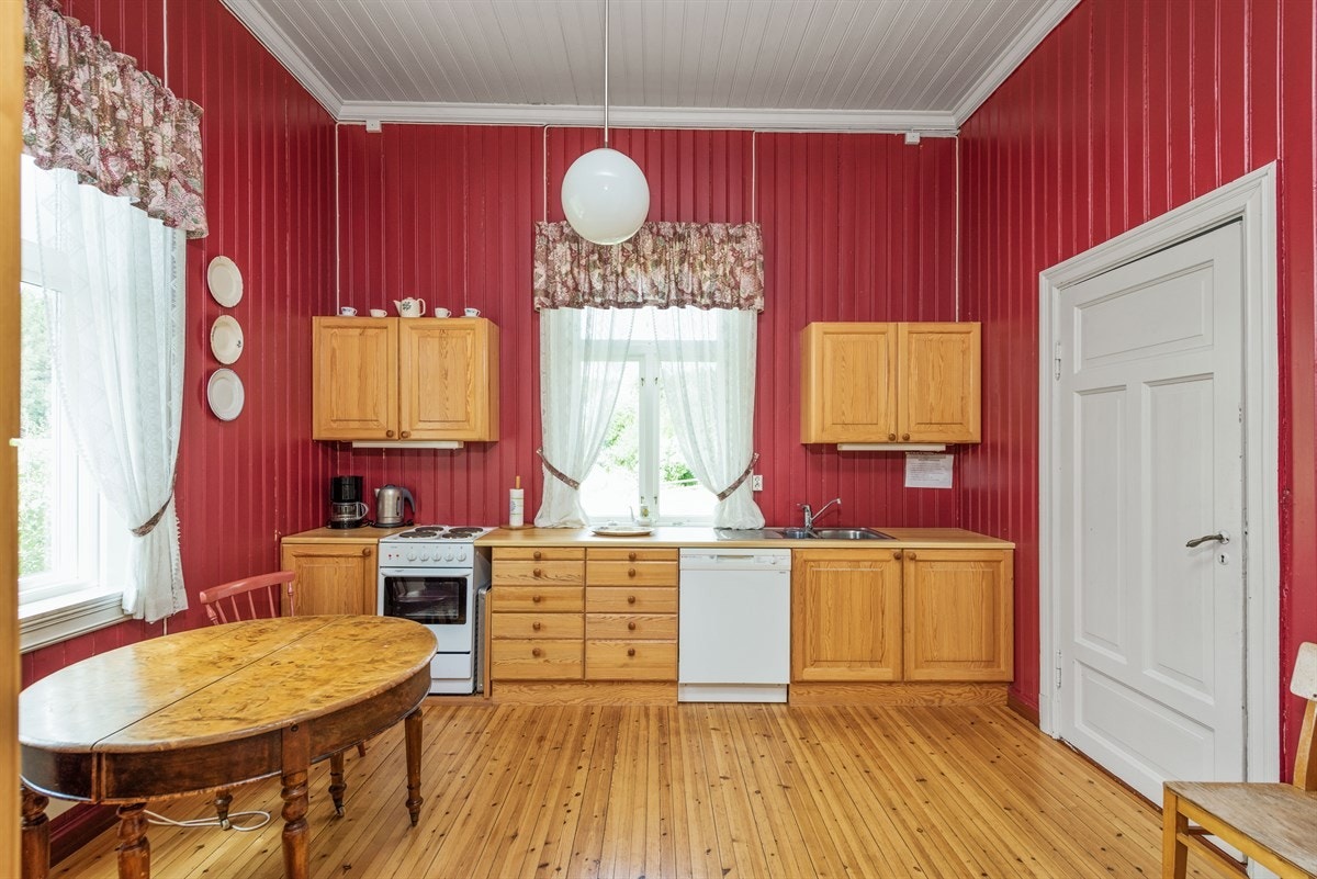 Bygget har to kjøkken. Ett opprinnelig og ett fra rundt 1995 Galleribilde